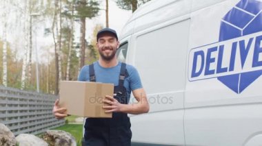 Karton kutular ve kameraya doğru gider onun kargo Van teslimatçı gülümseyen çıkan.