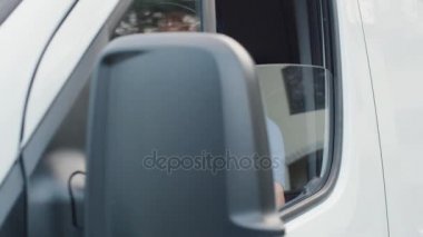 Orta Shot in A teslim adam açılış penceresini kargo Van ve gülen kameraya.
