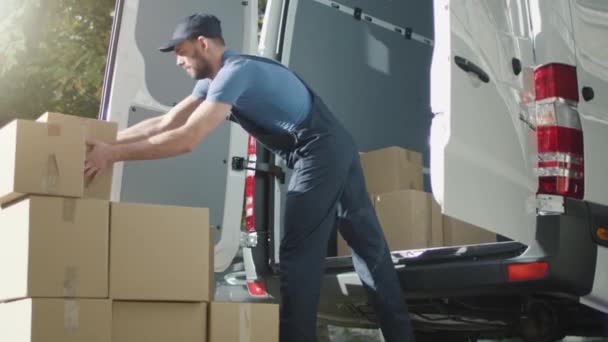 Μετακινούμενος φορτώνει το φορτηγό με χαρτοκιβώτια. — Αρχείο Βίντεο
