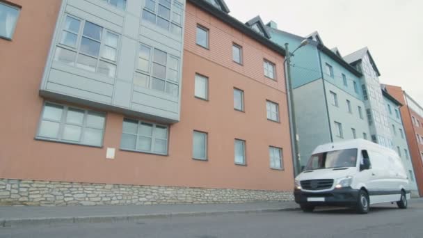 Lading Van stopt op het gebied van de stad. Levering Man komt uit en de achterste deuren opent. — Stockvideo