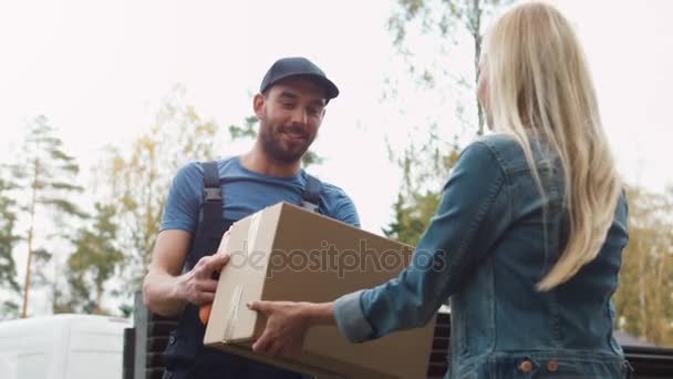 Lächelnder Zusteller überreicht Paket an Paket, nachdem Empfänger das elektronische Signaturgerät unterschreibt. Wetter ist sonnig und warm. — Stockvideo