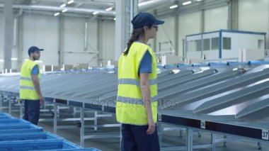 İnsanlar iş merkezi sıralama Post at. Genç adam ve kadın sıralama paketler kutularına.