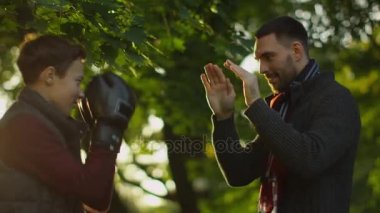 Babası onun oğlu boks eldivenli öğretir. Autumnt Park Recreactional faaliyetleri.