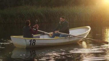 Baba ve oğul teknede. Babasıdır kürek oğlu balıklar.