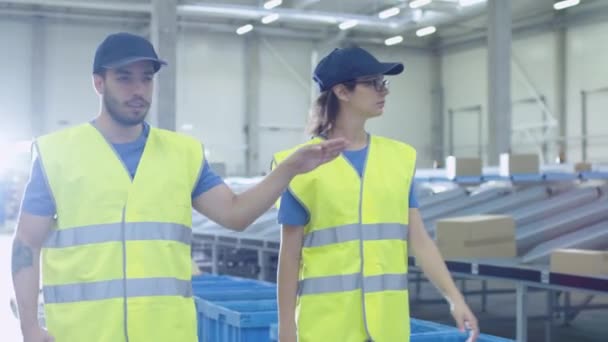 Två Post sortering Center arbetstagare promenader längs bandtransportör — Stockvideo