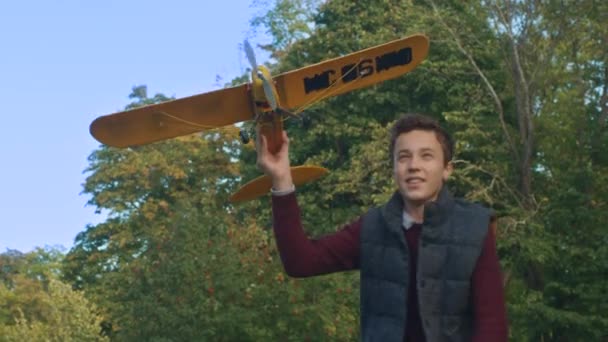 On a Sunny Day Boy Launches Airplane Model. Correr hacia la cámara . — Vídeo de stock