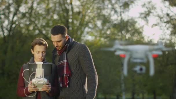 Père et Fils Volant Drone avec Fils le contrôlant à distance. Tourné dans le parc — Video