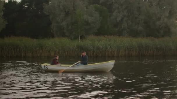 Vader en zoon op de boot. Vader rijen de boot. — Stockvideo