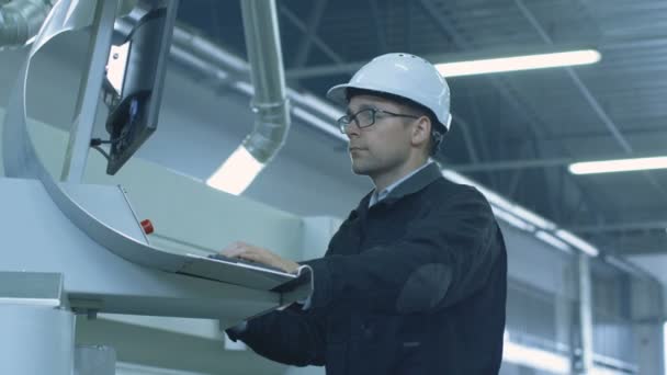 Ingenjör i hård hatt ställa in Cnc maskinen i fabriken — Stockvideo