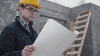 Büyük planı arıyorum genç inşaat işçisi.