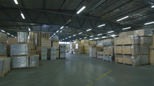 Establecimiento de la toma de un almacén con madera dura — Vídeo de stock