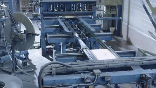 Pieza de madera se está procesando en la línea de producción . — Vídeos de Stock