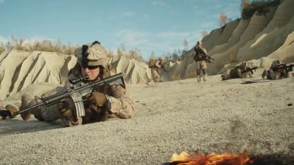 Trupp fullt utrustade och beväpnade soldater som kryper under militär Operation i öknen. Slow Motion. — Stockvideo