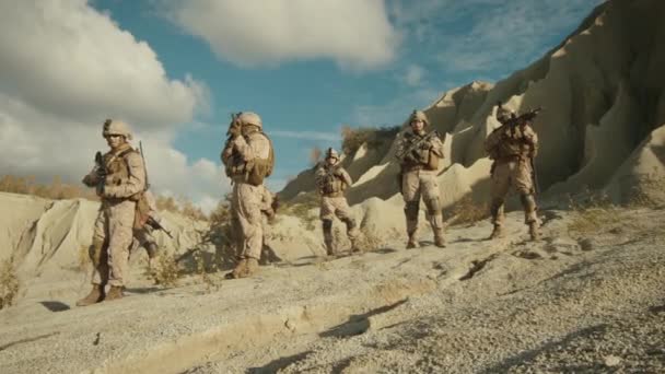 Squad of Fully Equipped and Armed Soldiers Standing in the Desert. — Stock Video