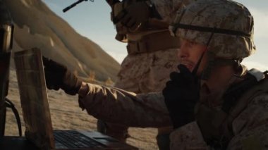 Kullanarak dizüstü bilgisayar ve iletişim sırasında askeri operasyon çöl için radyo askeriz