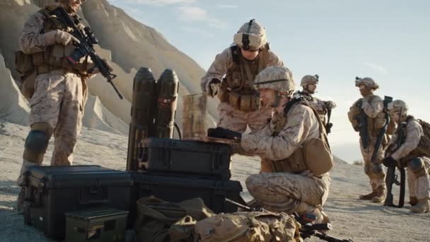 兵士たちは、砂漠での軍事作戦中に監視のラップトップ コンピューターを使用しています。スローモーション. — ストック動画