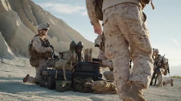 Los soldados están utilizando la computadora portátil para la vigilancia durante la operación militar en el desierto. Moción lenta . — Vídeo de stock