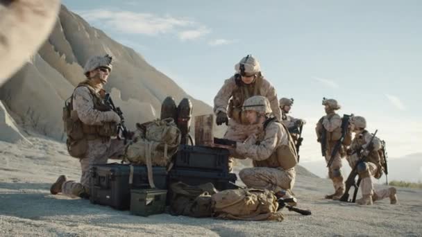 Os soldados estão usando o computador portátil para vigilância durante a operação militar no deserto. Movimento lento . — Vídeo de Stock