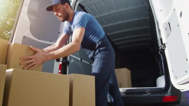 Levering Man ladingen kartonnen dozen in zijn busje. Slow Motion. — Stockvideo