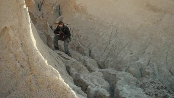Прогулка вооруженного террориста в пустыне — стоковое видео