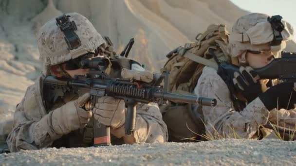 Soldaten Lie Down on the Hill, doel via de Assault Rifle Scope in woestijn omgeving — Stockvideo