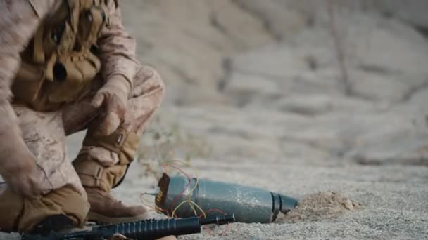 Soldado desactivando una bomba cortando un cable durante una operación militar en el desierto — Vídeos de Stock