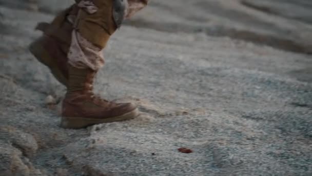 Imagem de close-up das Pernas do Soldado Caminhante no Ambiente do Deserto. Movimento lento . — Vídeo de Stock