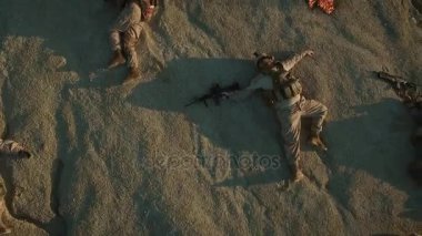 Grup çöl bölgesinde ölü asker üzerinde uçan. Uzaklaştırma.