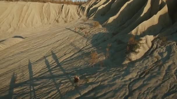 Sobrevolando el Grupo de Soldados Corriendo en el Ambiente del Desierto . — Vídeos de Stock