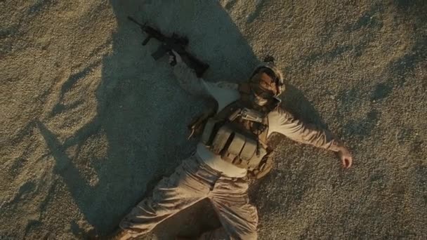 Létání nad skupinou mrtvých vojáků v pouštní oblasti. Oddálením. — Stock video