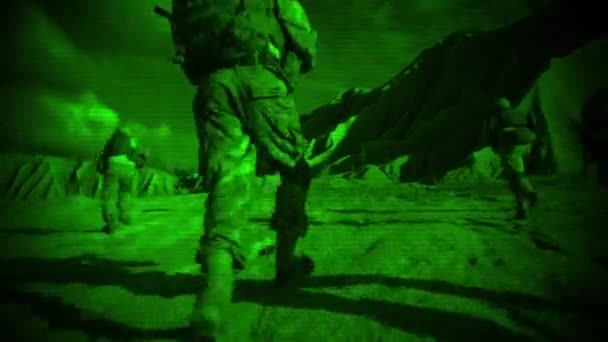 Κοιτάζοντας μέσα από νύχτα όραμα γυαλιά πώς ομάδα στρατιωτών που εκτελούνται κατά τη διάρκεια στρατιωτικής επιχείρησης νύχτα. — Αρχείο Βίντεο