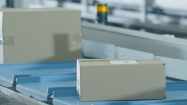 Koli bandı sıralama postanede üzerinde hareket ediyor.