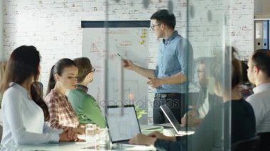 Adam yaratıcı Office ekibi beyaz tahta sunu yapar. Büyük cam masa notlar alarak açık dizüstü bilgisayarlar ile iş arkadaşlarınızla oturup. Office şık ve parlak olduğunu.