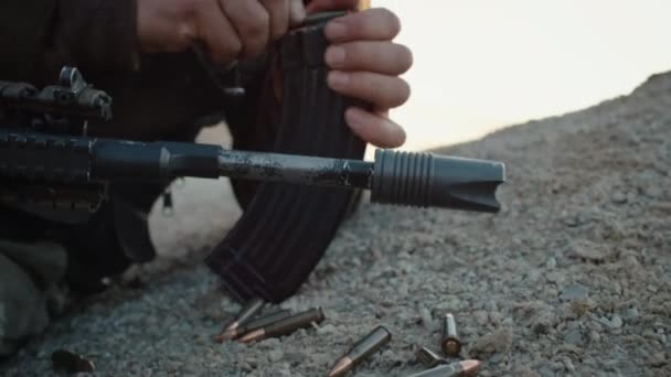 Крупный план перезагрузки штурмовой винтовки — стоковое видео