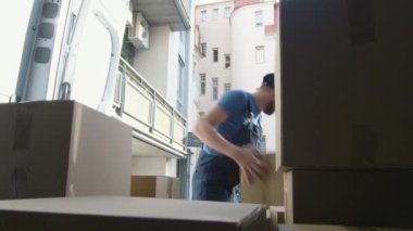 Genç hareket ettirmek onun kargo Van Sunny sokağa kaldırır. Kentsel alanda.