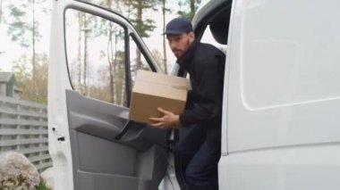 Joyfull teslimat adam geliyor onun kargo minibüsten ve kamera doğru gider.