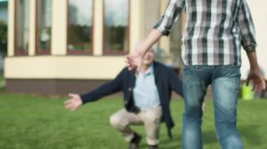 Torunu onun dedesi ve Huggs doğru onu çalışır