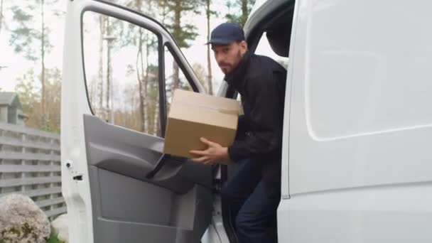 Joyfull Delivery Man sai de sua van de carga e vai para a câmera . — Vídeo de Stock