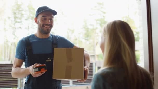 Proprietario di abitazione apre la porta alla consegna uomo e riceve il pacco dopo aver firmato sul dispositivo di consegna . — Video Stock