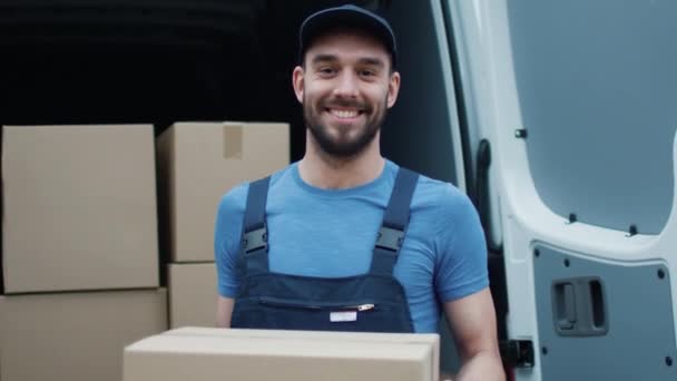 Smiling Delivery Man sostiene la caja de cartón . — Vídeos de Stock