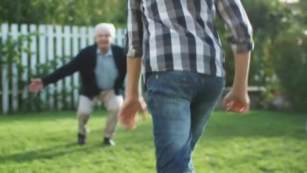 El nieto corre hacia su abuelo y lo abraza — Vídeos de Stock