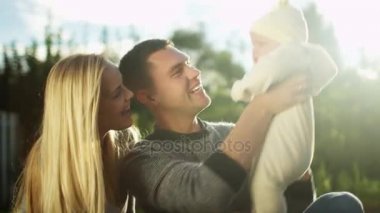 Genç Baba ve annenin bebeklerini ile oynamak.