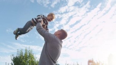 Baba oğlu havaya fırlatır..