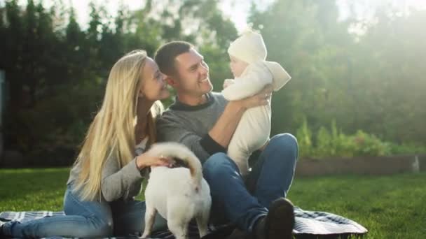 Le jeune père et la mère jouent avec leur bébé . — Video