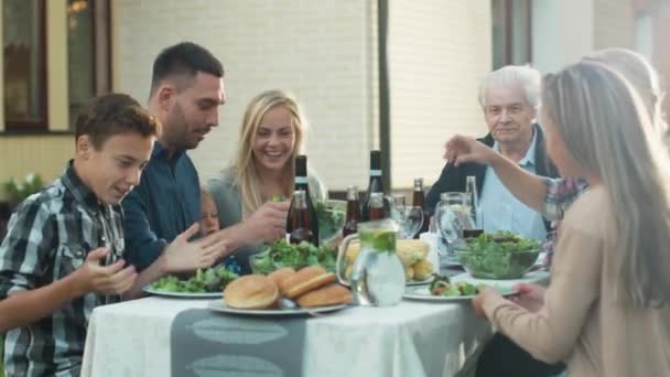 Grupa mieszane rasy ludzi o zabawy, komunikowania się i jeść na zewnątrz obiad rodzinny — Wideo stockowe