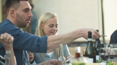 İletişim ve açık aile akşam yemeği yeme karışık yarış insanlar eğlenmek, Grup