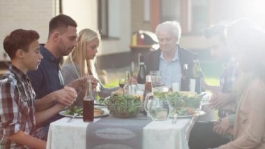 Karışık yarış elleriyle katılma ve aile yemekten önce dua etmeye başlayan grup