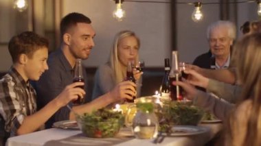 Grup kutluyor ve gözlük aile yemeğinde yükselterek eğleniyor karışık ırk insan.