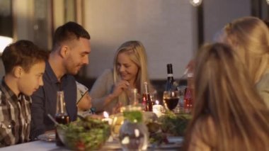 İletişim ve açık aile akşam yemeği yeme karışık yarış insanlar eğlenmek, Grup