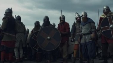 Viking ordusuyuz yükselterek kılıç ve ağlıyor önce savaş.